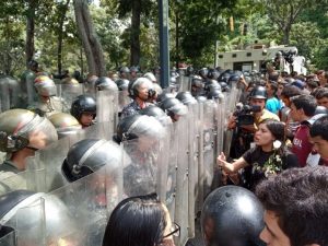 Policia Reprime a estudiantes (1)