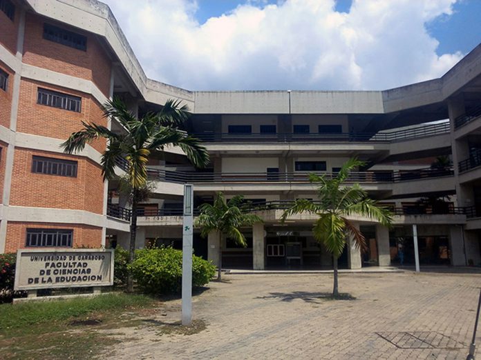 Sin internet ni equipos universitarios