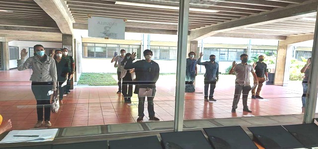 USB entregó títulos