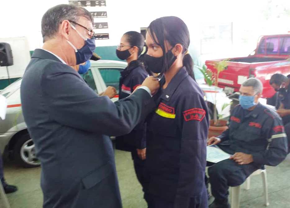 Director Pipsuc otorga ascensos a Bomberos UC (1)