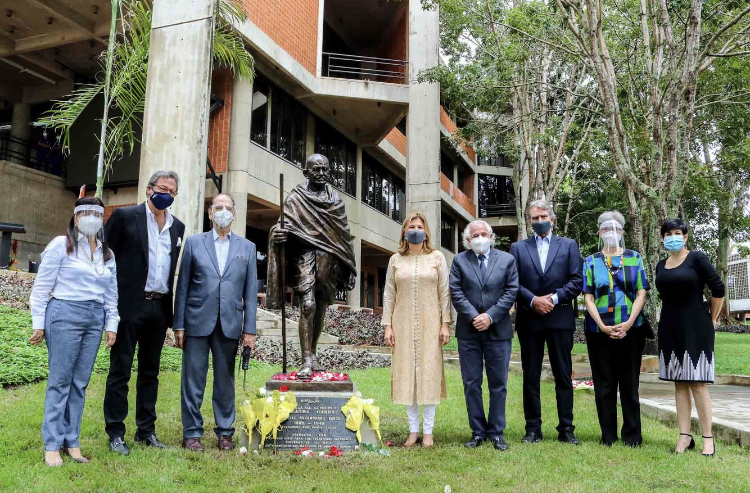 Unimet estatua Ghandi