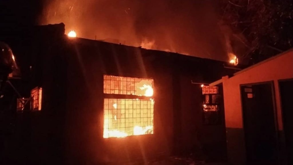 Incendio destrozó miniauditorio de la UDO