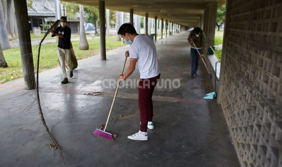 Jornada-de-limpieza-de-la-UCV38-1132x670