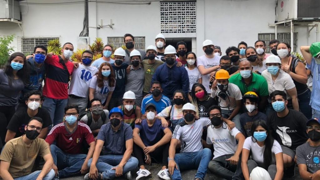 Estudiantes de la UCV ayudan