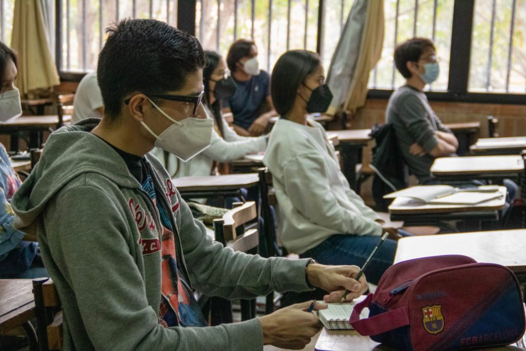 ESTUDIANTES-EN-CLASES-12-1030x687