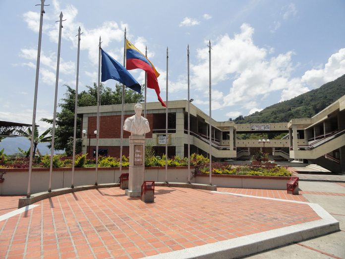 1440px-Plaza_central_de_la_facultad_de_Ciencias_politicas_y_juridicas_ULA-696x522