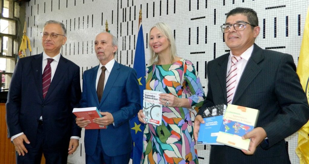 UCV-ACTO-DE-ENTREGA-DE-DONACION-DE-MATERIAL-DIDACTICO-Y-APOYO-ECONOMICO-AL-DEPARTAMENTO-DE-ITALIANO-DE-LA-EIM-A17-1200x640 (1)