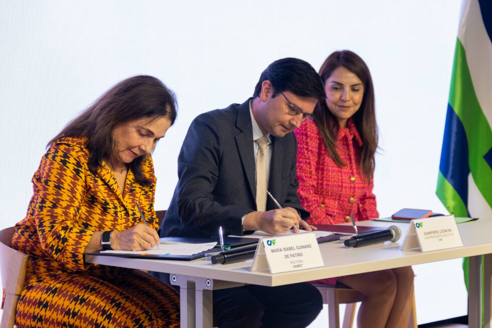 FOTOS-FIRMA-DE-CONVENIO-CAF-UNIMET-3-980x653