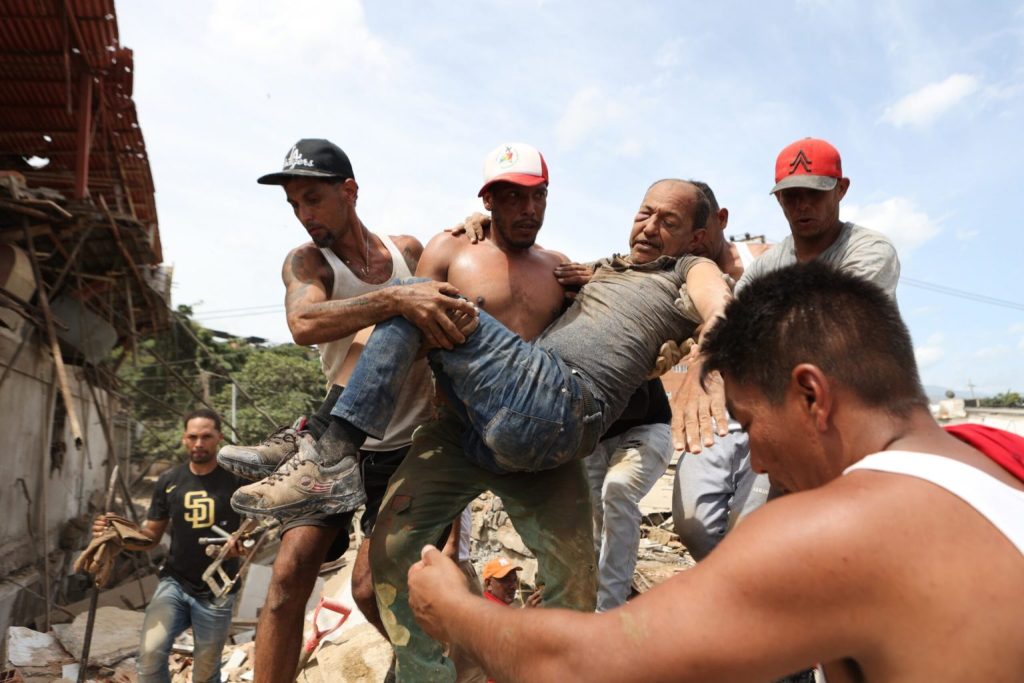 Persona-rescatada-en-La-Guaira-tras-el-doblete-sismico-del-pasado-24-de-junio-1536x1024