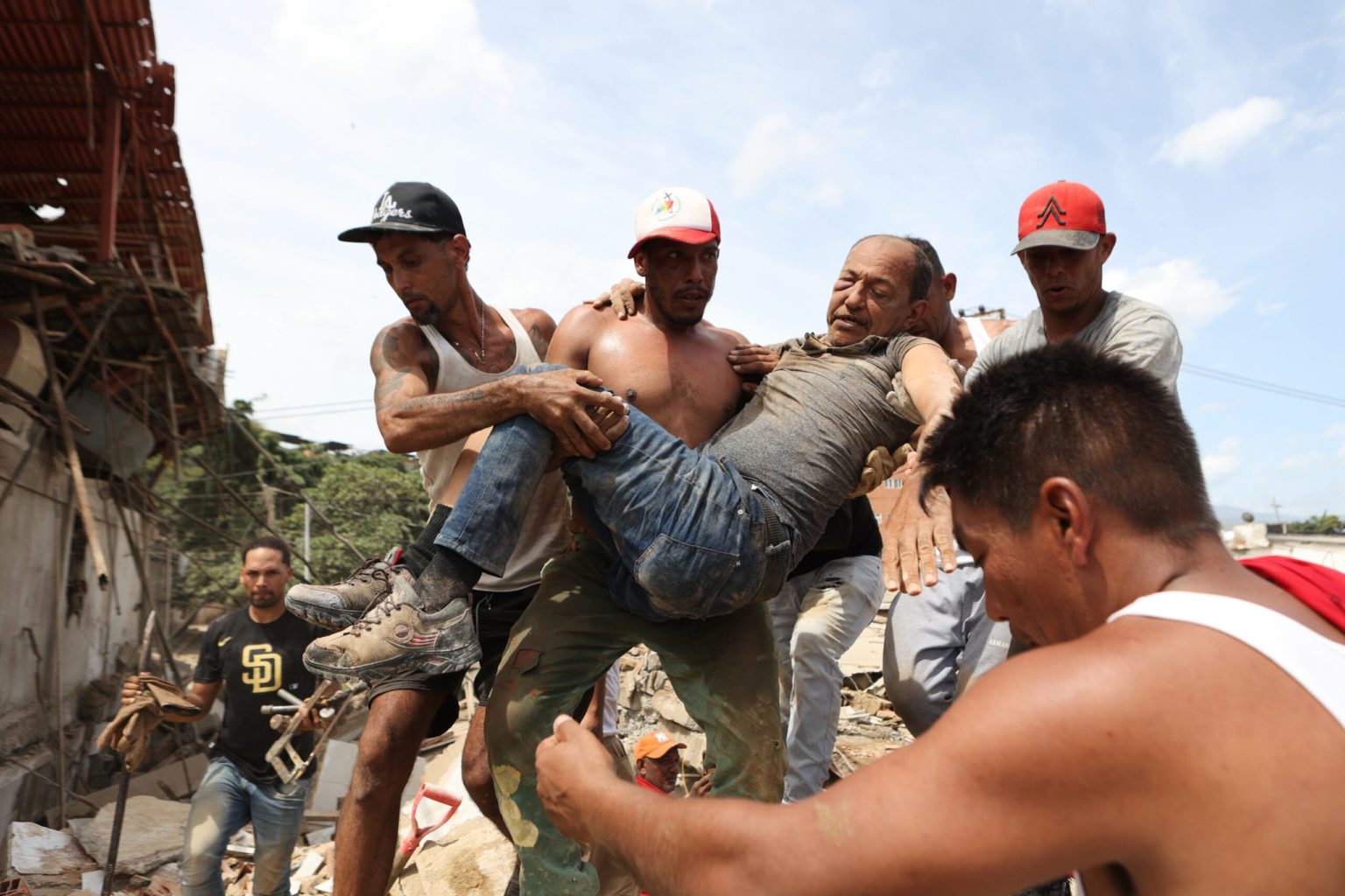 Persona-rescatada-en-La-Guaira-tras-el-doblete-sismico-del-pasado-24-de-junio-1536x1024
